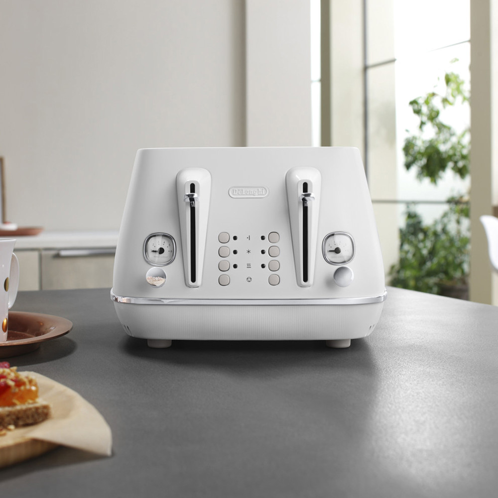 DeLonghi Distinta Moments CTIN4003W 4 Slice Toaster White Kitchenware